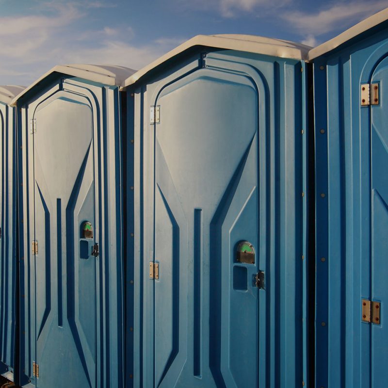 banner-fencing-toilet-01